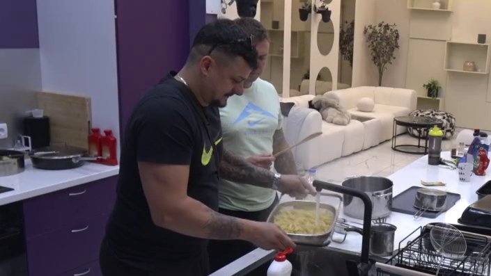 KARIĆ I TERZA UZELI STVAR U SVOJE RUKE: Dok ekipa Pere Kvržice odmara, oni su zasukali rukave i pripremaju ručak za sve ukućane (VIDEO)