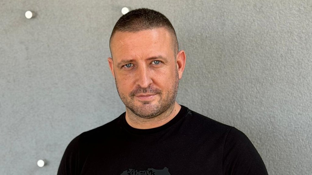 NOSTALGIJA ZA DOMAĆOM TRPEZOM U ELITI: Nemanja Tošić otvoreno priznao za kojim specijalitetom iz spoljnog sveta najviše žudi (VIDEO) – teletina ispod sača