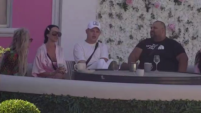HAOS ZBOG JUTARNJE KAFE U ELITI: Slađa Poršelina smiruje Karla i Đoleta, a tenzije ne prestaju (VIDEO) – jutarnja kafa u Eliti