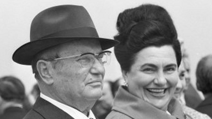 TAJNA KOJA JE GODINAMA SKRIVANA: Poznata Pinkova voditeljka je unuka Jovanke Broz, njen izgled i stil ostavljaju bez daha (FOTO) – Jovanka Broz i Pink voditeljka