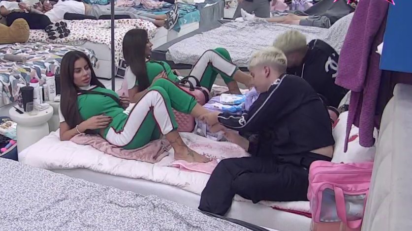UROŠ PREUZEO SVE U SVOJE RUKE: Sanja poverila tretman nogu ličnom majstoru za lepotu, reakcije u Beloj kući ne prestaju (VIDEO) – Sanja Grujić tretman nogu
