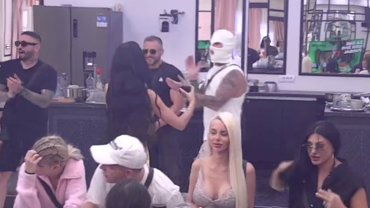 ŽESTOK OBRAČUN U BELOJ KUĆI: Družina Pere Kvržice potpuno poremetila podelu budžeta Slađe Poršeline, ona izgubila kontrolu pred svima (VIDEO) – podela budžeta u Beloj kući