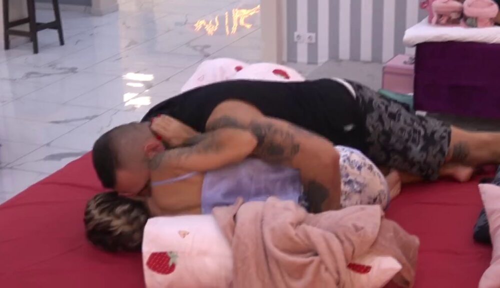 CAR ULETEO U KREVET ANELI: Filip Car izljubio Aneli Ahmić pred svima, Đukićevi fanovi u šoku (VIDEO) – Filip Car i Aneli