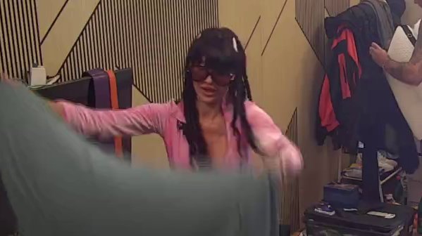 KOMIČAN PREOKRET U BELOJ KUĆI: Slađa Šiškalina spašava pčelu i iznervira Filipa Cara, svi gledaju šta će biti dalje (VIDEO)