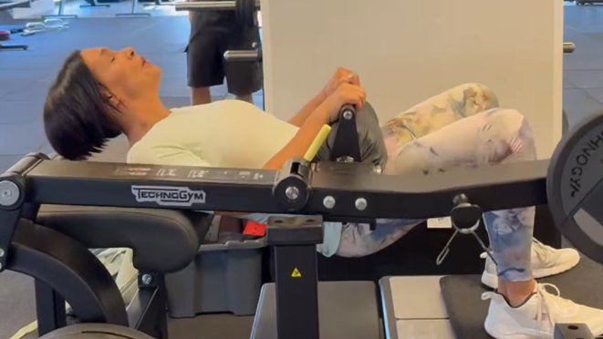 KONTRAST KROZ GODINE: Ivana Banfić posle povlačenja sa estrade pokazala kako danas izgleda, snimak iz teretane izazvao lavinu komentara (VIDEO) – Ivana Banfić teretana