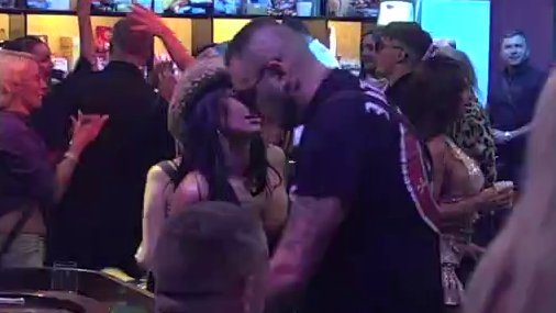 ODMAH JE PREUZELA INICIJATIVU: Laura prišla Caru za rulet stolom i postavila pitanje koje je sve iznenadilo (VIDEO)