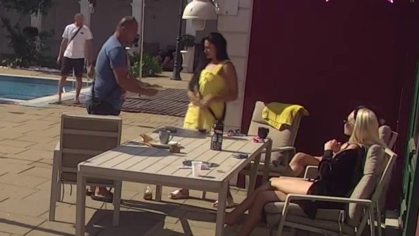 PRAVI ŠMEKER POKAZAO ZUBE U ELITI: Živan Janićijević Burek iznenadio Aleksandru Jakšić doručkom koji se ne zaboravlja, evo kako je ona reagovala (VIDEO) – Burek spremio doručak za Jakšićku