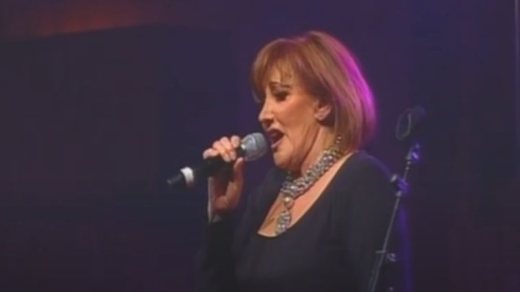 PREOKRET NA ESTRADI: Tereza Kesovija prinuđena da odloži koncerte u Zagrebu, publika u iščekivanju novog datuma (FOTO) – otkazan koncert Tereze Kesovije