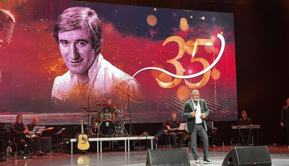 SUZE I EMOCIJE PREPLAVILE SAVA CENTAR: Najveća imena okupila se u čast Tome Zdravkovića, evo ko večeras peva njegove pesme (FOTO) – koncert u čast Tome Zdravkovića