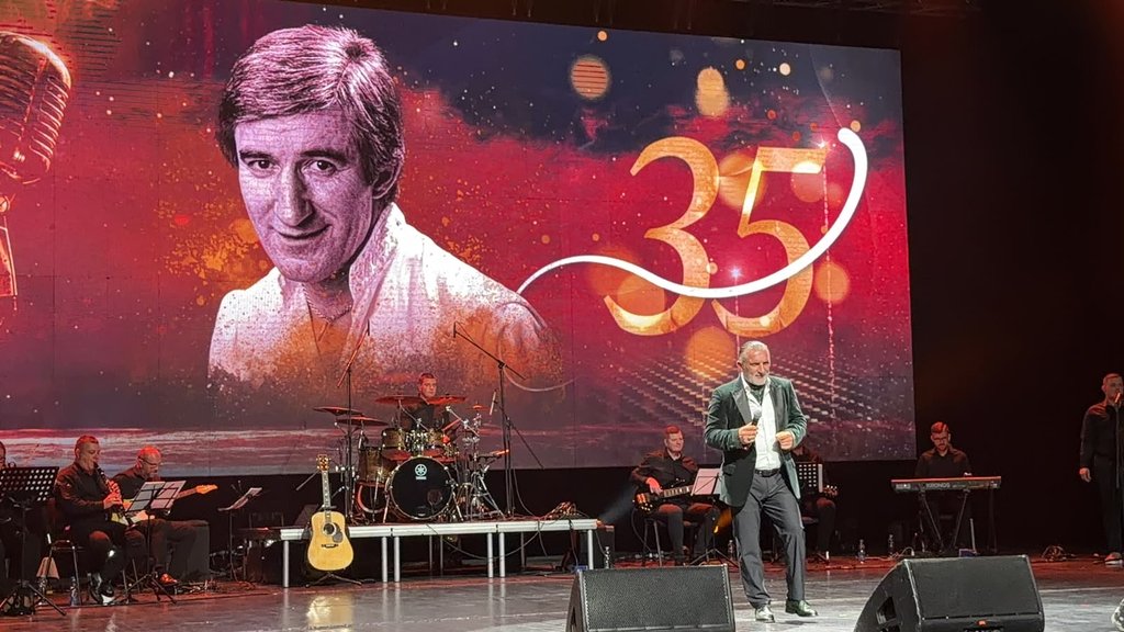 SUZE I EMOCIJE PREPLAVILE SAVA CENTAR: Najveća imena okupila se u čast Tome Zdravkovića, evo ko večeras peva njegove pesme (FOTO) – koncert u čast Tome Zdravkovića