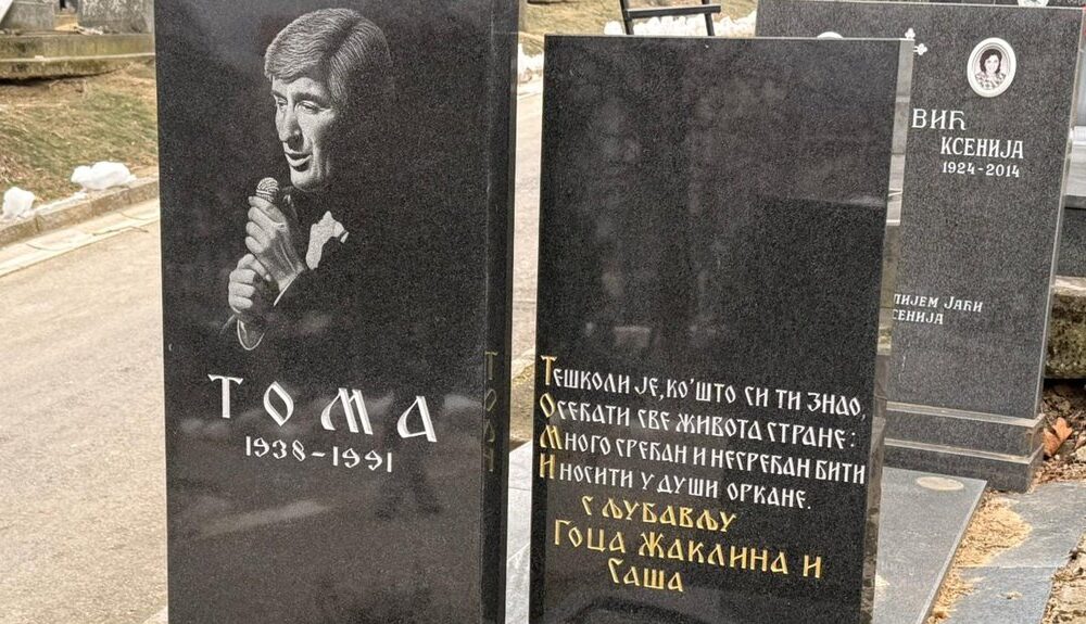 SVE MANJE KOLEGA NA POMENU TOME ZDRAVKOVIĆA: Jovana Tipšin jedina pevačica došla da oda poštu legendi, a njen komentar iznenadio sve (FOTO) – pomen Tomi Zdravkoviću