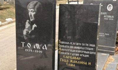 SVE MANJE KOLEGA NA POMENU TOME ZDRAVKOVIĆA: Jovana Tipšin jedina pevačica došla da oda poštu legendi, a njen komentar iznenadio sve (FOTO) – pomen Tomi Zdravkoviću