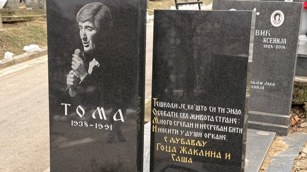 SVE MANJE KOLEGA NA POMENU TOME ZDRAVKOVIĆA: Jovana Tipšin jedina pevačica došla da oda poštu legendi, a njen komentar iznenadio sve (FOTO) – pomen Tomi Zdravkoviću