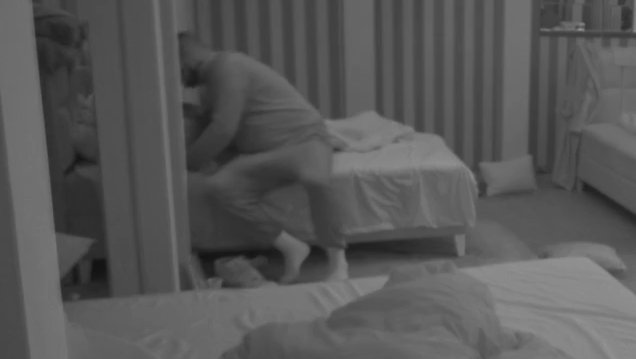 CAR PREUZIMA INICIJATIVU U BELOJ KUĆI: Aneli pokušala da se odbrani šalom, ali Filip Car ne prestaje da je ljubi (VIDEO) – Car ne može da prestane da ljubi Aneli