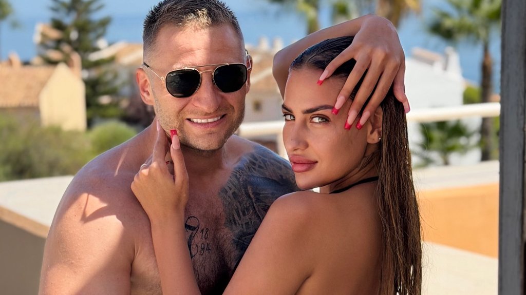 EMOTIVNA PORUKA IZ PRITVORA POTRESLA JAVNOST: Stefani Grujić objavila intimnu fotografiju sa uhapšenim mužem, svi čekaju njen sledeći korak (FOTO)