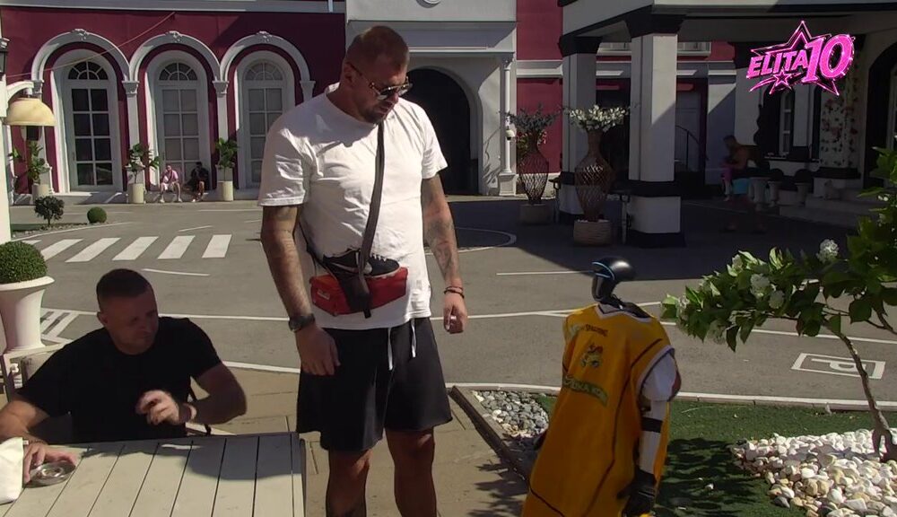 JANJUŠ PRUŽIO RUKU PRIJATELJSTVA: Toša dobio dres iz Slovenije koji nosi posebnu priču, evo šta ga je toliko oduševilo (VIDEO) – poklon od Janjuša
