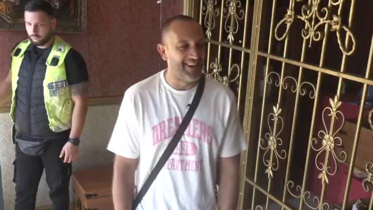 NEOBIČNA ZALOGA I SMEH U ELITI: Milan Popov pokušao da proda kašiku i otpevao stranu pesmu, Ivana Šopić imala neočekivanu reakciju (VIDEO) – četristo dinara za Milana Popova
