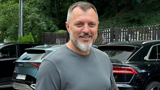 PREOKRET U KARIJERI NENADA MANOJLOVIĆA: Pevač za tri nedelje zgrnuo skoro milion pregleda, a otkrio i kako se leči pevačica (FOTO) – Nenad Manojlović karijera