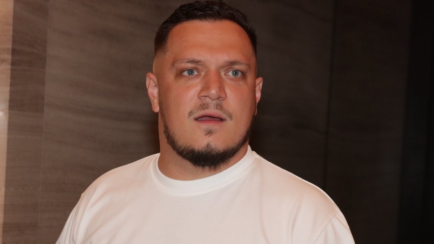 KOMŠIJE OTKRILE GASTOZOVU PRIVATNU STRANU: Nenad Marinković uživa u muzici i društvu, ali galama iz stana ne prestaje (FOTO) – muzika i galama iz stana