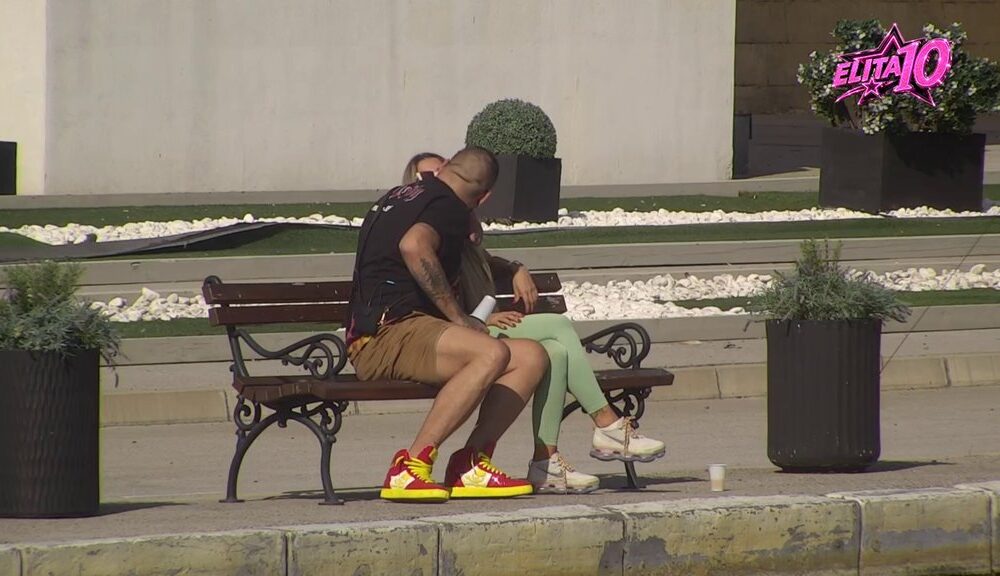 NEZAINTERESOVANI ZA SLAVLJE, OKRENULI SE JEDNO DRUGOM: Aneli i Car pobegli sa rođendana Bebi Dol, poljubac na klupici sve otkrio (VIDEO) – rođendan Bebi Dol