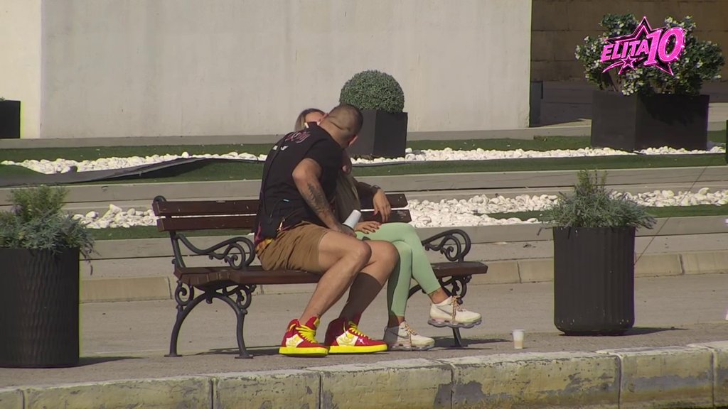 NEZAINTERESOVANI ZA SLAVLJE, OKRENULI SE JEDNO DRUGOM: Aneli i Car pobegli sa rođendana Bebi Dol, poljubac na klupici sve otkrio (VIDEO) – rođendan Bebi Dol