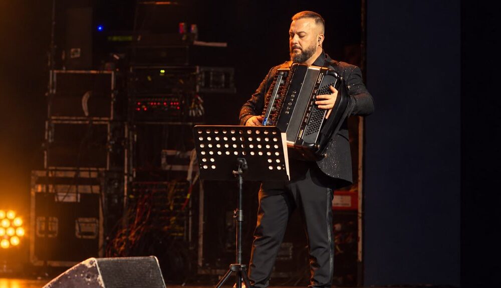 VELIKA ODGOVORNOST NA SCENI: Borko Radivojević predvodio orkestar na koncertu posvećenom Tomi Zdravkoviću, otkrio zašto je ovaj nastup poseban (FOTO) – koncert posvećen Tomi Zdravkoviću