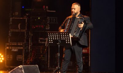 VELIKA ODGOVORNOST NA SCENI: Borko Radivojević predvodio orkestar na koncertu posvećenom Tomi Zdravkoviću, otkrio zašto je ovaj nastup poseban (FOTO) – koncert posvećen Tomi Zdravkoviću