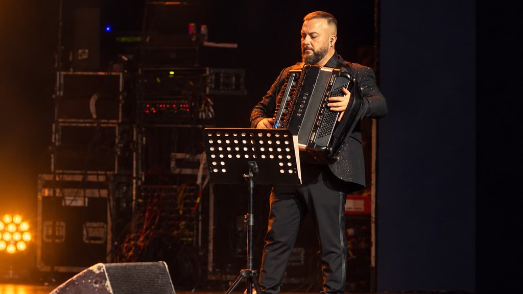 VELIKA ODGOVORNOST NA SCENI: Borko Radivojević predvodio orkestar na koncertu posvećenom Tomi Zdravkoviću, otkrio zašto je ovaj nastup poseban (FOTO) – koncert posvećen Tomi Zdravkoviću