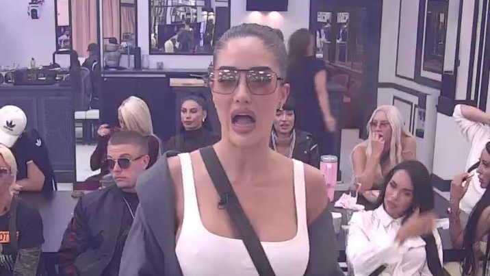 ANĐELI JE PREKIPILO U PITANJIMA NOVINARA: Brutalno izvređala Aneli zbog odnosa sa Carem, zadrugari u šoku (VIDEO) – napad Anđele Đuričić na Aneli