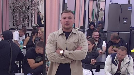 KARIĆ UDARIO NA LAURU TOKOM PITANJA NOVINARA: Otvoreno podržao Aneli i Cara, jedan komentar podigao tenziju u Beloj kući (VIDEO)