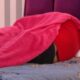MASKE PADAJU U BELOJ KUĆI: Aneli i Car posle žestokog okršaja završili pod jorganom, svi se pitaju šta se desilo (VIDEO) – jorgan igrarije u Beloj kući