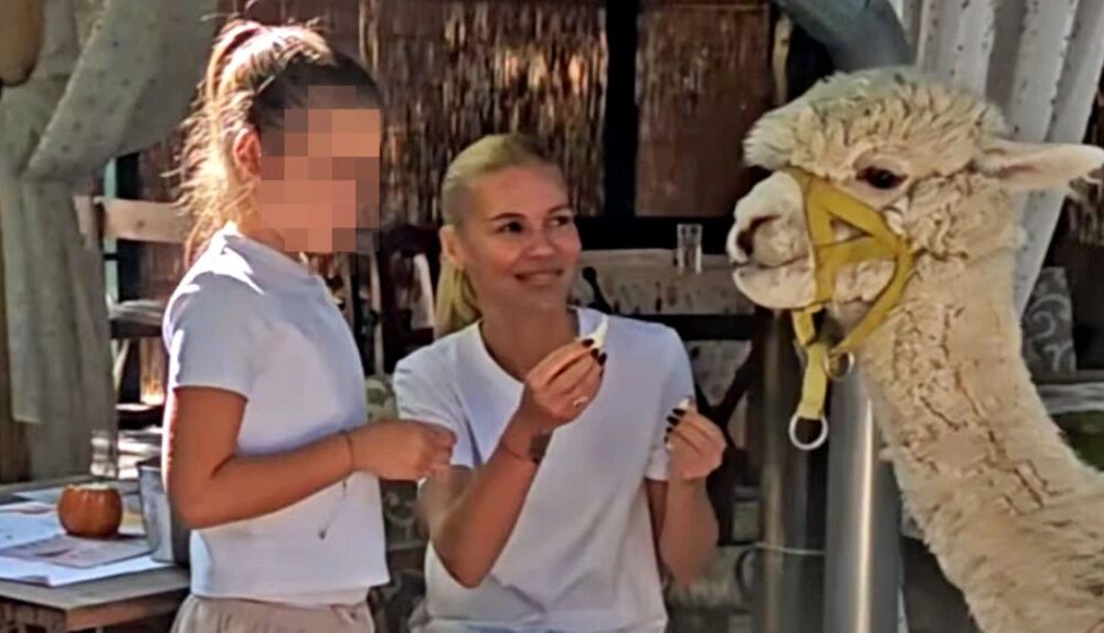 NEOBIČAN DAN VAN GRADA: Nataša Bekvalac sa ćerkom Katjom uživala među alpakama, zajedničke slike oduševile pratioce (FOTO)