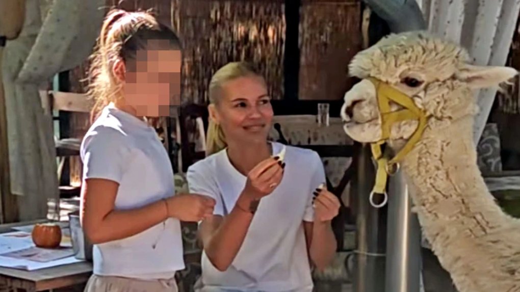 NEOBIČAN DAN VAN GRADA: Nataša Bekvalac sa ćerkom Katjom uživala među alpakama, zajedničke slike oduševile pratioce (FOTO)