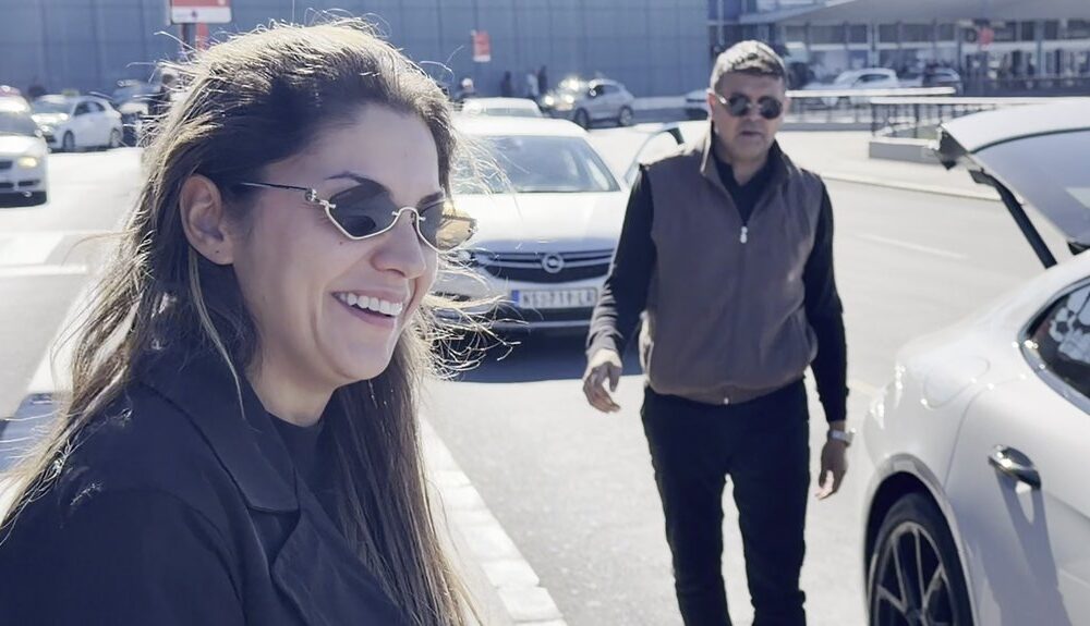 NIKO NIJE SAVRŠEN U ŽIVOTU NADICE ADEMOV: Folk pevačicu na aerodromu dočekao muž milioner, a jedan detalj privukao svu pažnju (VIDEO) – Nadica Ademov na aerodromu