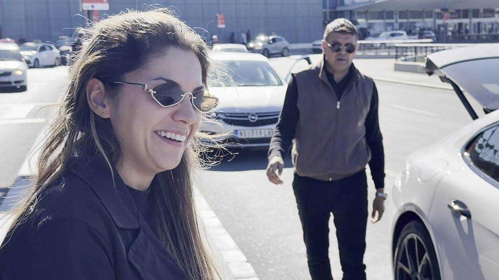 NIKO NIJE SAVRŠEN U ŽIVOTU NADICE ADEMOV: Folk pevačicu na aerodromu dočekao muž milioner, a jedan detalj privukao svu pažnju (VIDEO) – Nadica Ademov na aerodromu