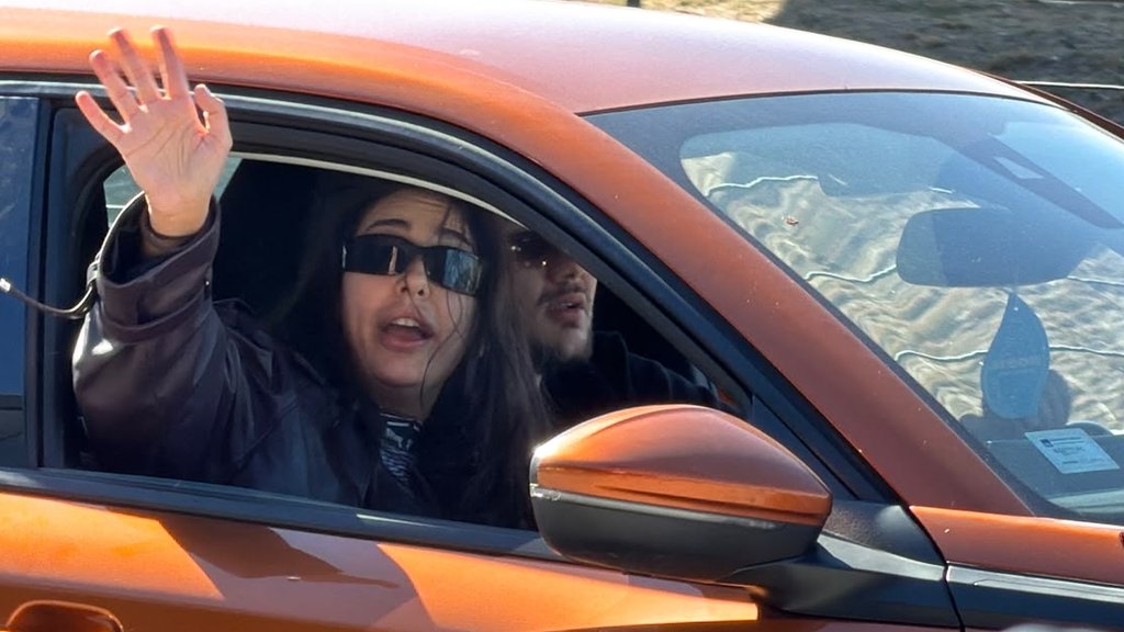 SANJA VUČIĆ ZBRISALA SA AERODROMA: Pevačicu dočekao dečko, a reakcija pred novinarima iznenadila sve (VIDEO) – Sanja Vučić i dečko
