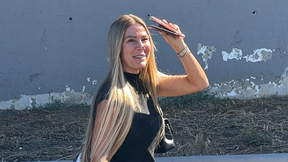 VESNA ĐOGANI BEZ KOMPLEKSA NA AERODROMU: Pevačica stigla bez šminke, a jedna izjava iznenadila sve (VIDEO) – Vesna Đogani bez šminke