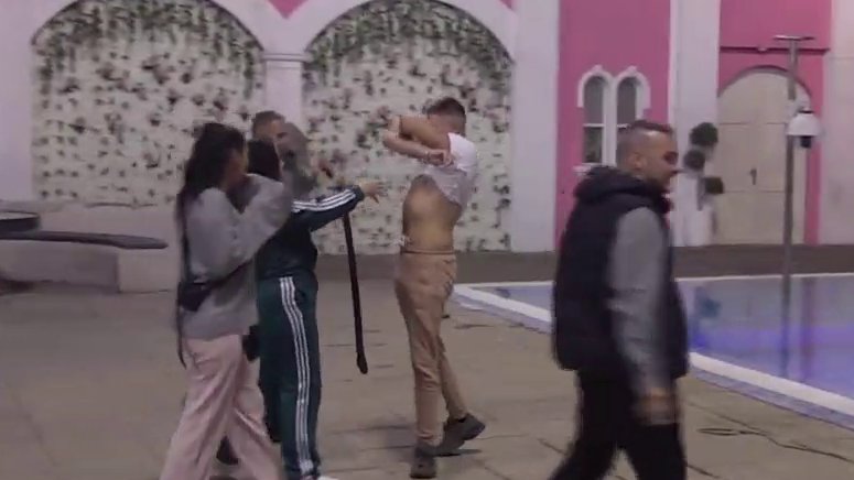 IGRA ISTINA ILI IZAZOV POKRENULA HAOS: Mali Velja odbio poljubac pa završio potpuno go u bazenu pred svima (VIDEO) – Mali Velja u bazenu