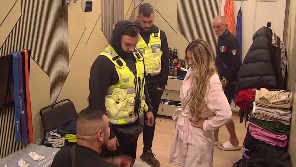 BRUTALNA SVAĐA U REHABILITACIJI: Filip Car pljunuo Aneli, obezbeđenje uletelo usred rasprave (VIDEO)