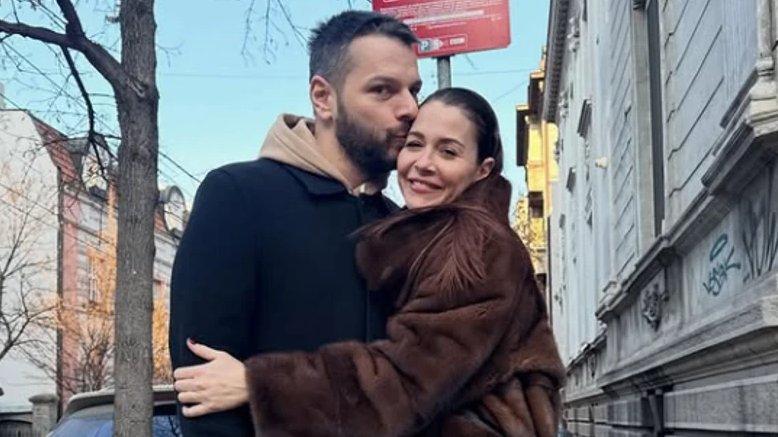 SEOSKA IDILA MARIJANE MIĆIĆ OTIMA PAŽNJU: Voditeljka pokazala kako muž peče rakiju, a ona vodi glavnu reč u dvorištu (FOTO)