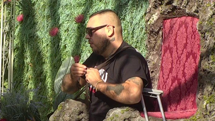 CAR OTVARA DUŠU U RAJSKOM VRTU: Filip Car stigao kod Drveta mudrosti, svi čekaju šta će otkriti (FOTO) – Filip Car u Rajskom vrtu