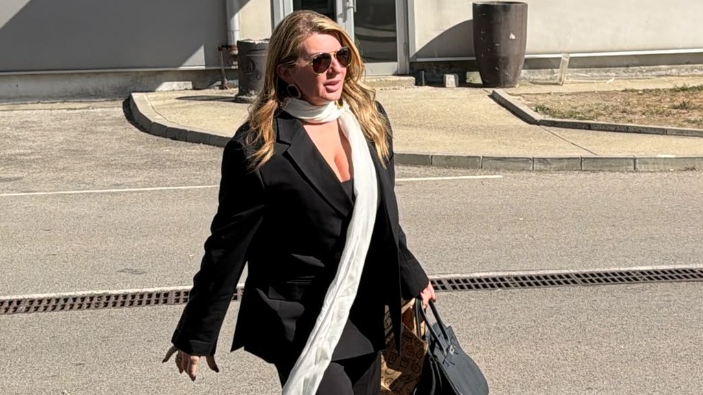 ELEGANCIJA BEZ TRUNKE ŠMINKE: Viki Miljković stigla na Pinkove zvezde i pokazala prirodni sjaj pred kamerama (VIDEO) – Viki Miljković na Pinkove zvezde