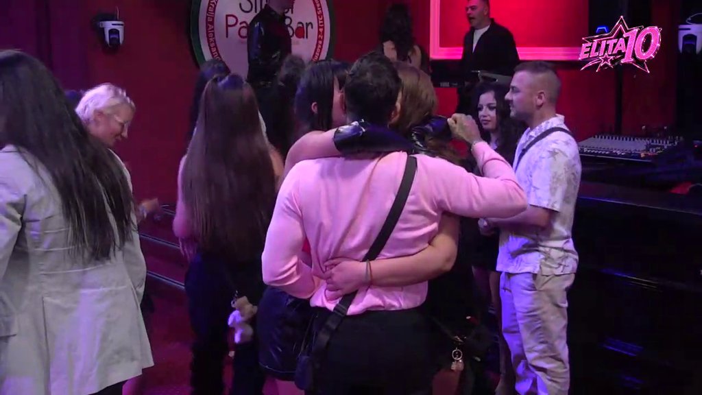 IZLIV LJUBOMORE I PREOKRET U ELITI: Filip Đukić usred žurke poljubio Lauru Prgomet i Miljanu Kulić istovremeno, reakcije ne prestaju (VIDEO) – poljubac u isto vreme