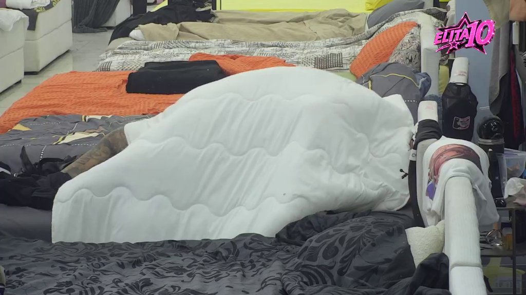 MASKE PADAJU U SPAVAĆOJ SOBI: Đukić i Laura zaboravili na kamere, svi gledali šta se dešava ispod jorgana (VIDEO) – plamen strasti u Eliti