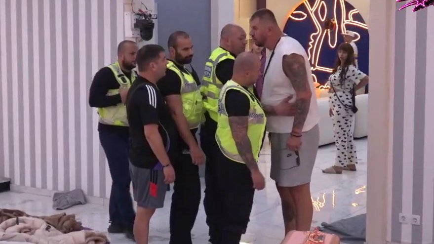 OBEZBEĐENJE NA NOGAMA ZBOG NOVOG SUKOBA: Janjuš i Ivan Marinković u žestokom obračunu tokom žurke, atmosfera se usijala (VIDEO) – sukob Janjuša i Ivana Marinkovića