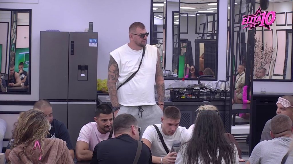 SUKOB ODJEKUJE BELIM KUĆOM: Janjuš i Ivan Marinković ponovo u klinču, obezbeđenje intervenisalo, ali tenzije ne jenjavaju (VIDEO) – sukob odjekuje Belom kućom