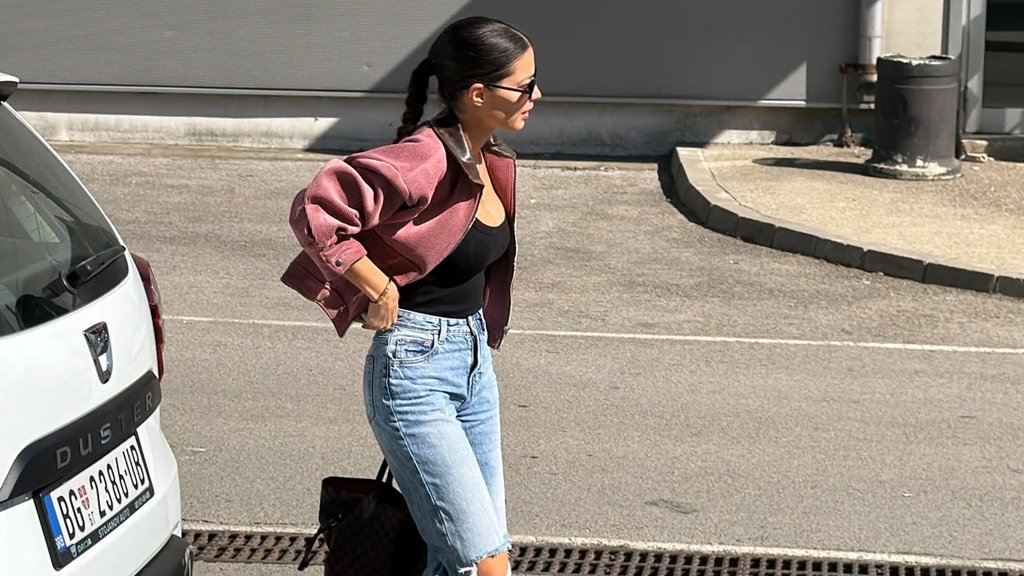 TIJANA ZADALA MODNI UDARAC U ŠIMANOVCIMA: Voditeljka stigla na snimanje Pinkovih zvezda bez sna, ali u brutalnom kežual izdanju (FOTO) – Tijana Milutinović Pinkove zvezde