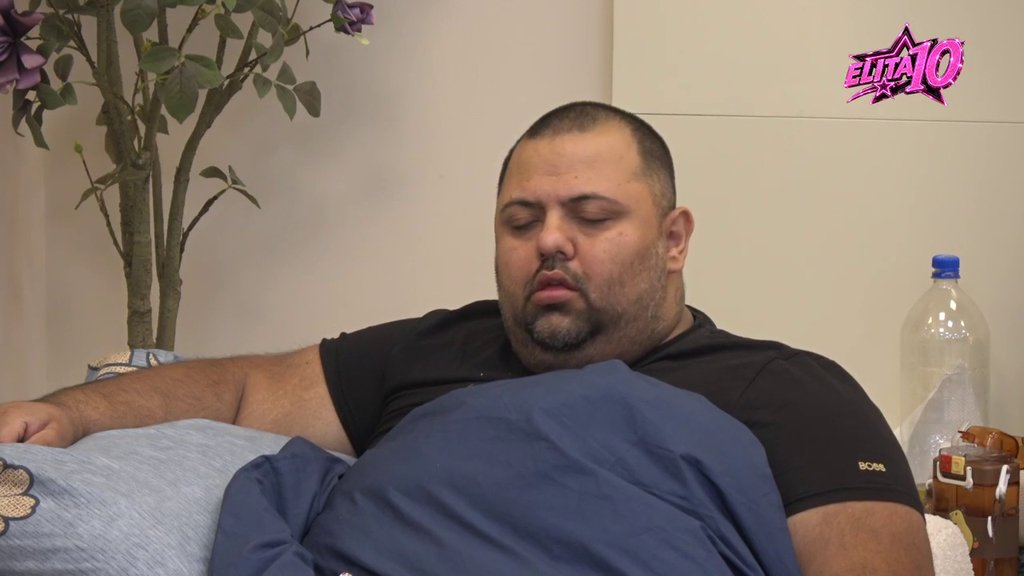 CAR ZATEKAO ĐOLETA U SRED SNA: Filip Car probudio Đoleta Vip Kralja na garnituri, reakcija nasmejala sve (VIDEO)