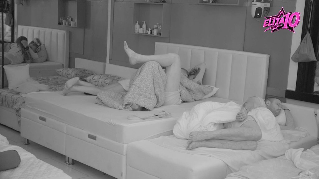 NOĆNE IGRE U BELOJ KUĆI: Janjuš i Sandra se zavukli pod pokrivač, zadrugari ne skidaju pogled (VIDEO) – ljubavne igrarije u cik zore