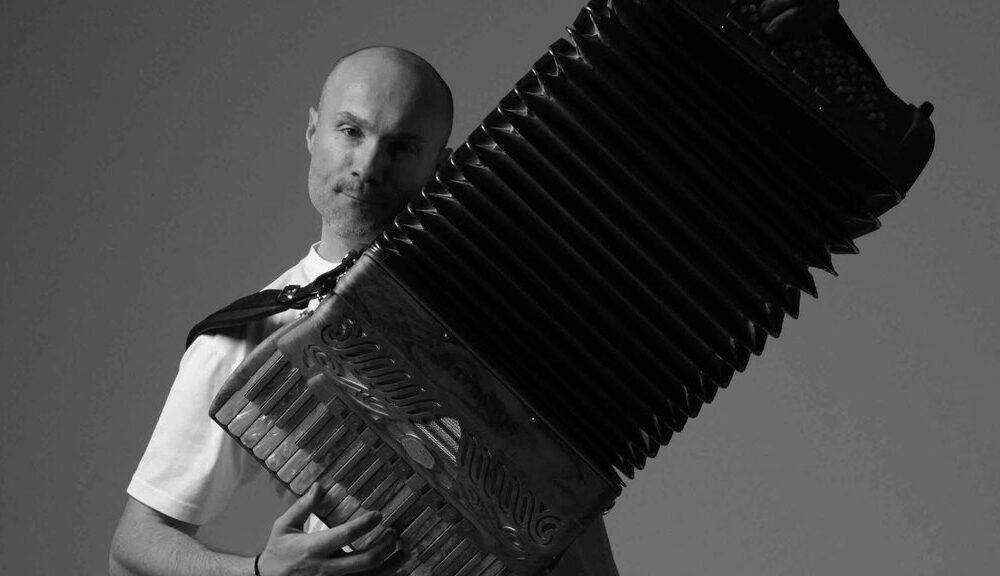 PREOKRET PRED SPEKTAKL U SAVI: Aleksandar Sofronijević u izdanju kao iz filma, publika sprema se za nezaboravno veče (FOTO) – koncert u Sava Centru